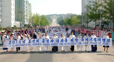 150525 - Naenara - Teilnehmerinnen am Großmarsch der internationalen Frauen passierten Kaesong - 01