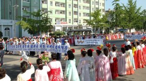 150525 - Naenara - Teilnehmerinnen am Großmarsch der internationalen Frauen passierten Kaesong - 03