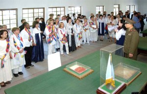 150525 - Naenara - Teilnehmerinnen am Großmarsch der internationalen Frauen passierten Kaesong - 04