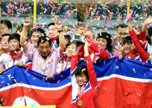150810 - Naenara - Die DVRK-Fußballerinnen belegten im Frauen-Ostasienpokal 2015 des Ostasiatischen Fußballverbandes den ersten Platz - 01
