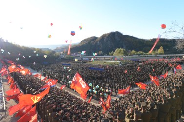 151004 - Naenara - KIM JONG UN - Genosse KIM JONG UN bei Einweihung des Held-Jugend-Kraftwerkes Paektusan - 03 - 백두산대국의 자랑스러운 청춘대기념비, 청년강국의 상징 백두산영웅청년발전소 훌륭히 완공 경애하는 김정은동지께서 발전소준공식에 참석하시여 력사적인 연설을 하시고 전체 건설자들과 함께 기념사진을 찍으시였다