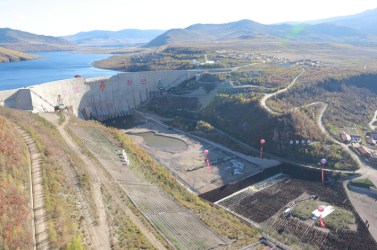 151004 - Naenara - KIM JONG UN - Genosse KIM JONG UN bei Einweihung des Held-Jugend-Kraftwerkes Paektusan - 04 - 백두산대국의 자랑스러운 청춘대기념비, 청년강국의 상징 백두산영웅청년발전소 훌륭히 완공 경애하는 김정은동지께서 발전소준공식에 참석하시여 력사적인 연설을 하시고 전체 건설자들과 함께 기념사진을 찍으시였다