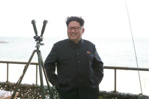 160424 - 조선의 오늘 - KIM JONG UN - Marschall KIM JONG UN leitete einen Unterwasserschießtest der ballistischen Rakete vom strategischen U-Boot - 05 - 전략잠수함 탄도탄수중시험발사에서 또다시 대성공 경애하는 김정은동지께서 시험발사를 현지에서 지도하시였다