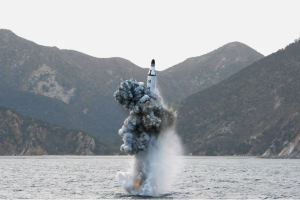 160424 - 조선의 오늘 - KIM JONG UN - Marschall KIM JONG UN leitete einen Unterwasserschießtest der ballistischen Rakete vom strategischen U-Boot - 11 - 전략잠수함 탄도탄수중시험발사에서 또다시 대성공 경애하는 김정은동지께서 시험발사를 현지에서 지도하시였다