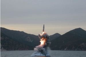 160424 - 조선의 오늘 - KIM JONG UN - Marschall KIM JONG UN leitete einen Unterwasserschießtest der ballistischen Rakete vom strategischen U-Boot - 12 - 전략잠수함 탄도탄수중시험발사에서 또다시 대성공 경애하는 김정은동지께서 시험발사를 현지에서 지도하시였다