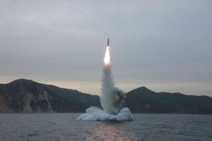 160424 - 조선의 오늘 - KIM JONG UN - Marschall KIM JONG UN leitete einen Unterwasserschießtest der ballistischen Rakete vom strategischen U-Boot - 13 - 전략잠수함 탄도탄수중시험발사에서 또다시 대성공 경애하는 김정은동지께서 시험발사를 현지에서 지도하시였다