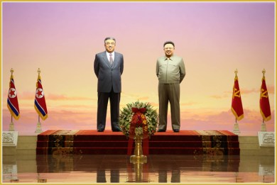 160708 - Naenara - KIM JONG UN - Marschall KIM JONG UN besuchte den Sonnenpalast Kumsusan - 01 - 경애하는 김정은동지께서 위대한 수령 김일성동지의 서거 22돐에 즈음하여 금수산태양궁전을 찾으시였다