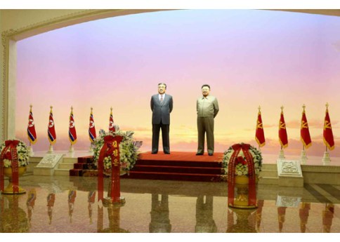 161218-rs-kim-jong-un-genosse-kim-jong-un-besuchte-den-sonnenpalast-kumsusan-02-%ec%9c%84%eb%8c%80%ed%95%9c-%eb%a0%b9%eb%8f%84%ec%9e%90-%ea%b9%80%ec%a0%95%ec%9d%bc%eb%8f%99%ec%a7%80