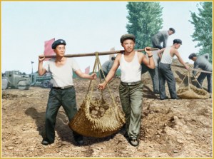 170216-naenara-kim-jong-il-patriot-aller-zeiten-006-beim-ausbau-der-strasse-wasandong-ryongsong-mai-1961