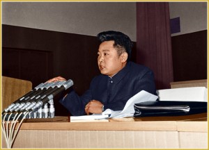 170216-naenara-kim-jong-il-patriot-aller-zeiten-012-beim-schlusswort-auf-dem-3-treffen-der-mitarbeiter-fuer-ideologischen-bereich-der-pdak-februar-1974