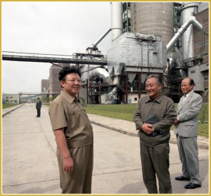 170216-naenara-kim-jong-il-patriot-aller-zeiten-019-bei-der-vor-ort-anleitung-des-vereinigten-zementwerks-sangwon-august-1988