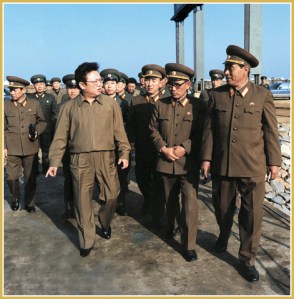 170216-naenara-kim-jong-il-patriot-aller-zeiten-020-bei-der-vor-ort-anleitung-des-baus-des-westmeerschleusenkomplexes-april-1984