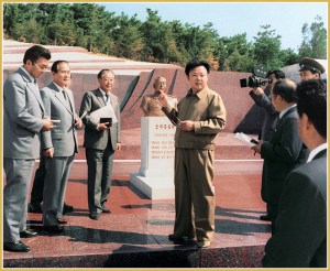 170216-naenara-kim-jong-il-patriot-aller-zeiten-024-auf-dem-ehrenhain-der-revolutionaere-auf-dem-berg-taesong-oktober-1985