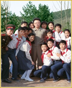 170216-naenara-kim-jong-il-patriot-aller-zeiten-026-mit-den-schuelerinnen-und-schuelern-april-1990