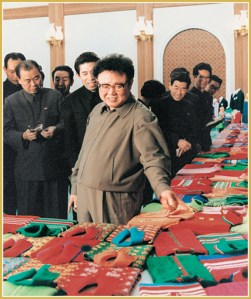 170216-naenara-kim-jong-il-patriot-aller-zeiten-027-beim-ansehen-der-pullovermuster-zum-geschenk-fuer-schueler-maerz-1984