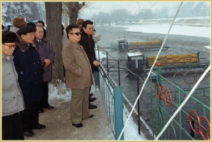 170216-naenara-kim-jong-il-patriot-aller-zeiten-035-bei-der-besichtigung-der-mittel-und-kleinkraftwerke-die-im-bezirk-jagang-neu-gebaut-wurden-januar-1998