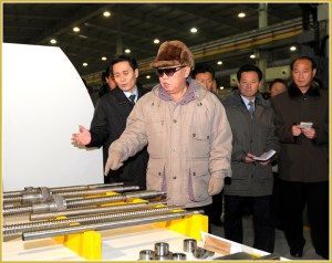 170216-naenara-kim-jong-il-patriot-aller-zeiten-038-waehrend-der-vor-ort-anleitung-einer-maschinenfabrik-dezember-2010
