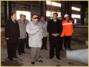 170216-naenara-kim-jong-il-patriot-aller-zeiten-040-waehrend-der-vor-ort-anleitung-des-vereinigten-stahlwerkes-chollima-entfacht-kim-jong-il-den-funken-zur-fackel-des-revolutionaeren-aufschw