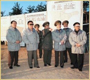 170216-naenara-kim-jong-il-patriot-aller-zeiten-042-bei-der-erkundigung-nach-der-flurbereinigung-im-bezirk-kangwon-maerz-1999