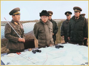 170216-naenara-kim-jong-il-patriot-aller-zeiten-065-waehrend-der-inspektion-der-verteidigungstruppe-auf-der-insel-cho-die-den-vorposten-an-der-westkueste-verteidigt-november-1996