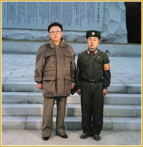 170216-naenara-kim-jong-il-patriot-aller-zeiten-068-mit-einem-wachsoldaten-auf-dem-bergpass-chol-maerz-1996