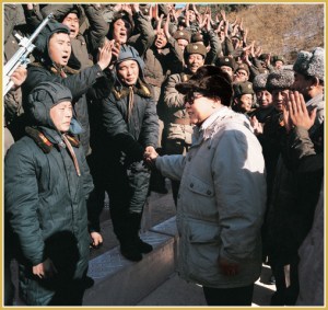 170216-naenara-kim-jong-il-patriot-aller-zeiten-069-kim-jong-il-gratuliert-den-armeeangehoerigen-zum-uebungserfolg-januar-1998