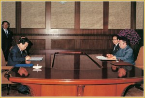170216-naenara-kim-jong-il-patriot-aller-zeiten-071-beim-unterschreiben-der-gemeinsamen-nord-sued-erklaerung-juni-2000