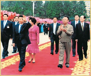 170216-naenara-kim-jong-il-patriot-aller-zeiten-073-zusammen-mit-dem-suedkoreanischen-praesidenten-roh-mu-hyon-im-herzlichen-willkommen-von-pyongyangern-oktober-2007