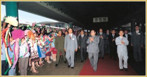 170216-naenara-kim-jong-il-patriot-aller-zeiten-082-mit-hu-yaobang-generalsekretaer-des-zk-der-kpch-auf-dem-bahnhof-beijing-juni-1983