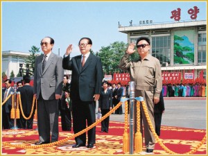 170216-naenara-kim-jong-il-patriot-aller-zeiten-084-kim-jong-il-und-jiang-zemin-ehemaliger-praesident-der-vr-china-auf-dem-pyongyanger-flughafen-september-2001
