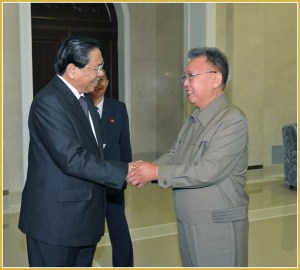 170216-naenara-kim-jong-il-patriot-aller-zeiten-087-beim-treffen-mit-choummaly-sayasone-dem-lprp-generalsekretaer-und-praesidenten-der-demokratischen-republik-laos-september-2011